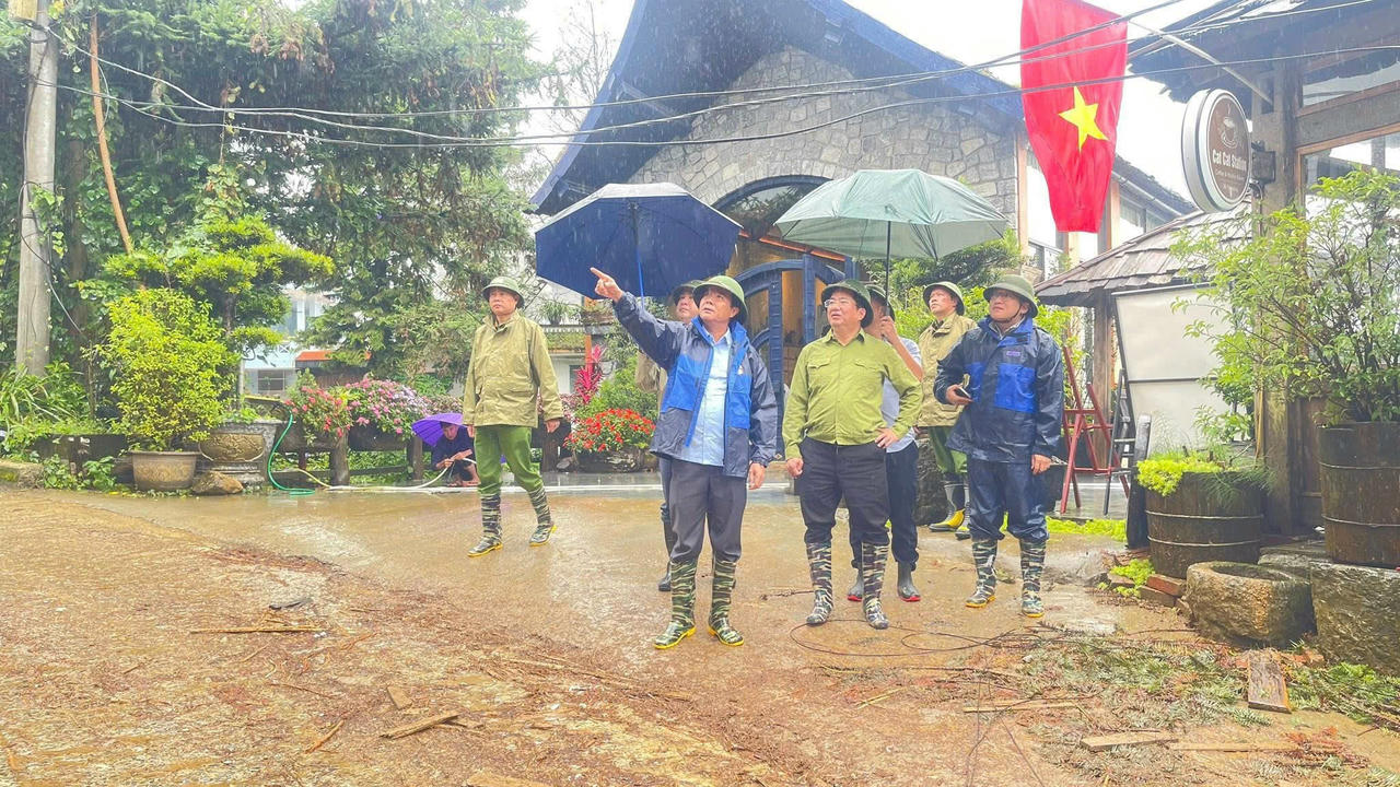 Chính quyền địa phương kiểm tra trên địa bàn phường.