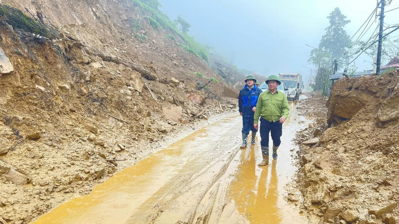 Khơi thông các tuyến đường bị sạt lở.