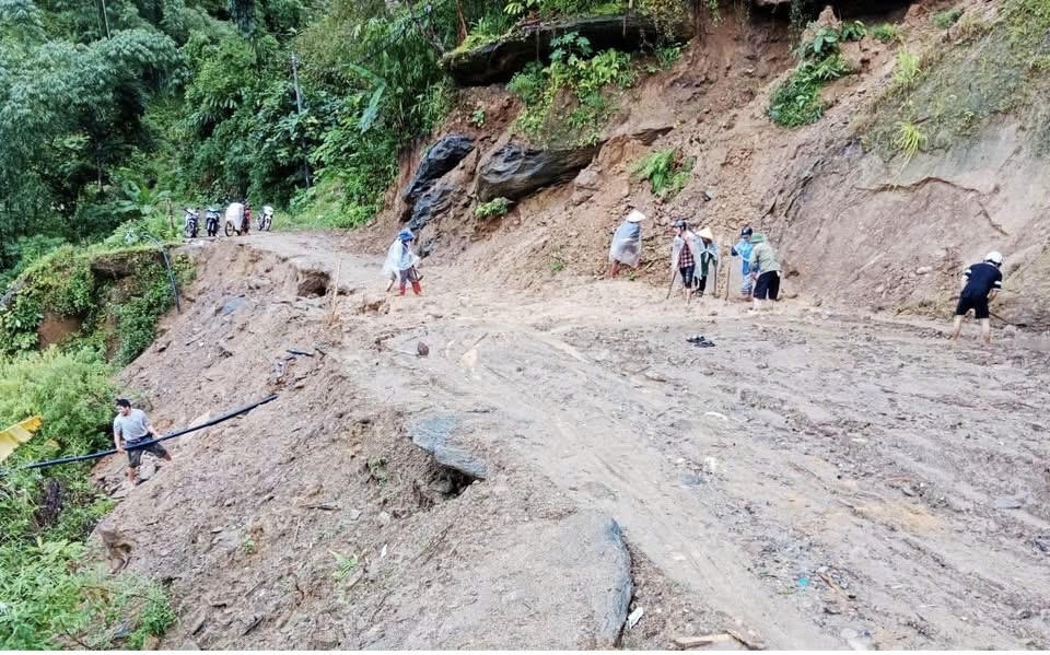 Bên cạnh đó, lực lượng chức năng hướng dẫn nhân dân khắc phục
diện tích lúa bị đổ để hạn chế thất thoát năng suất; đồng thời tiếp tục rà
soát, theo dõi sát các khu vực có nguy cơ sạt lở nhằm đảm bảo an toàn cho người
dân. Công tác trực phòng, chống thiên tai được duy trì 24/24h, sẵn sàng ứng phó
kịp thời với các tình huống phát sinh.