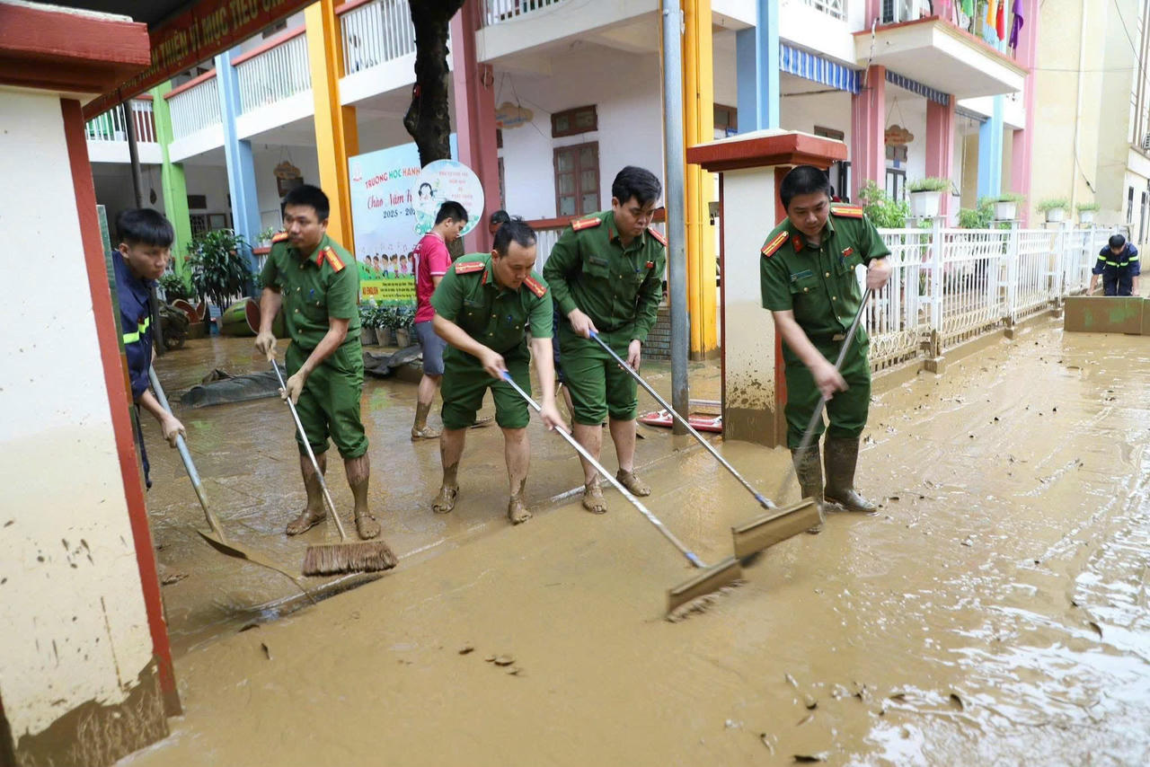 Sáng 1/10, hàng trăm cán bộ, chiến sĩ Công an các đơn vị và
Công an các phường tại địa bàn trung tâm tỉnh khẩn trương xuống các địa bàn nước
rút cùng với Nhân dân tổ chức dọn dẹp nhà cửa, tiến hành nạo vét bùn đất tại
các tuyến đường trên địa bàn trung tâm bị ngập úng; vệ sinh, làm sạch môi trường.
Ngay khi dọn dẹp xong, lực lượng Cảnh sát phòng cháy, chữa cháy và cứu nạn, cứu
hộ sử dụng xe đặc chủng tiến hành tưới rửa lòng đường, hè phố sạch sẽ.