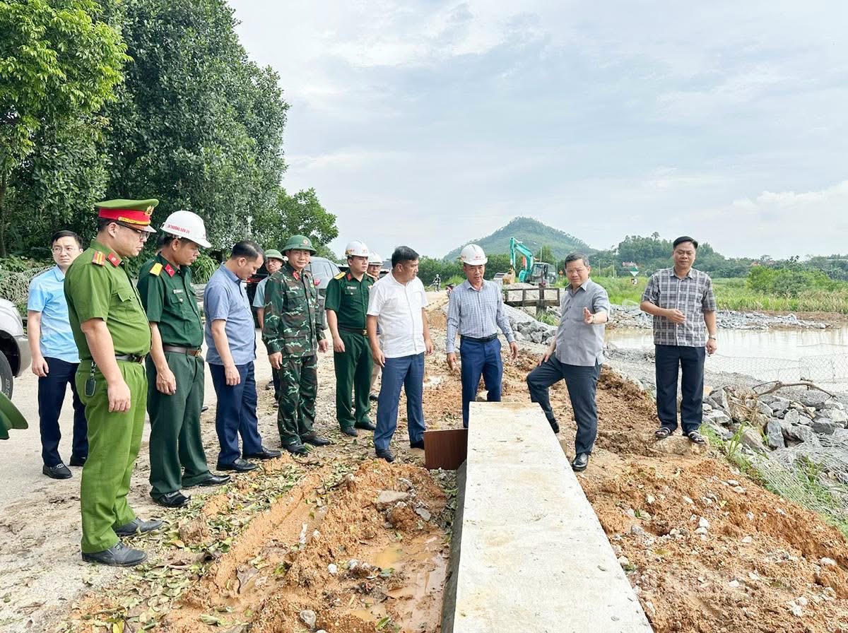 Ông Nguyễn Văn Sơn, Chủ tịch HĐND tỉnh và các lãnh đạo ban, ngành của tỉnh kiểm tra công tác ứng phó bão lũ và bảo vệ an toàn đê sông Lô. (Ảnh: PV)