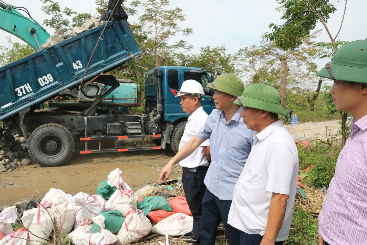 Phó Chủ tịch UBND tỉnh Nguyễn Văn Đệ cùng các sở, ngành kiểm tra, chỉ đạo công tác khắc phục.