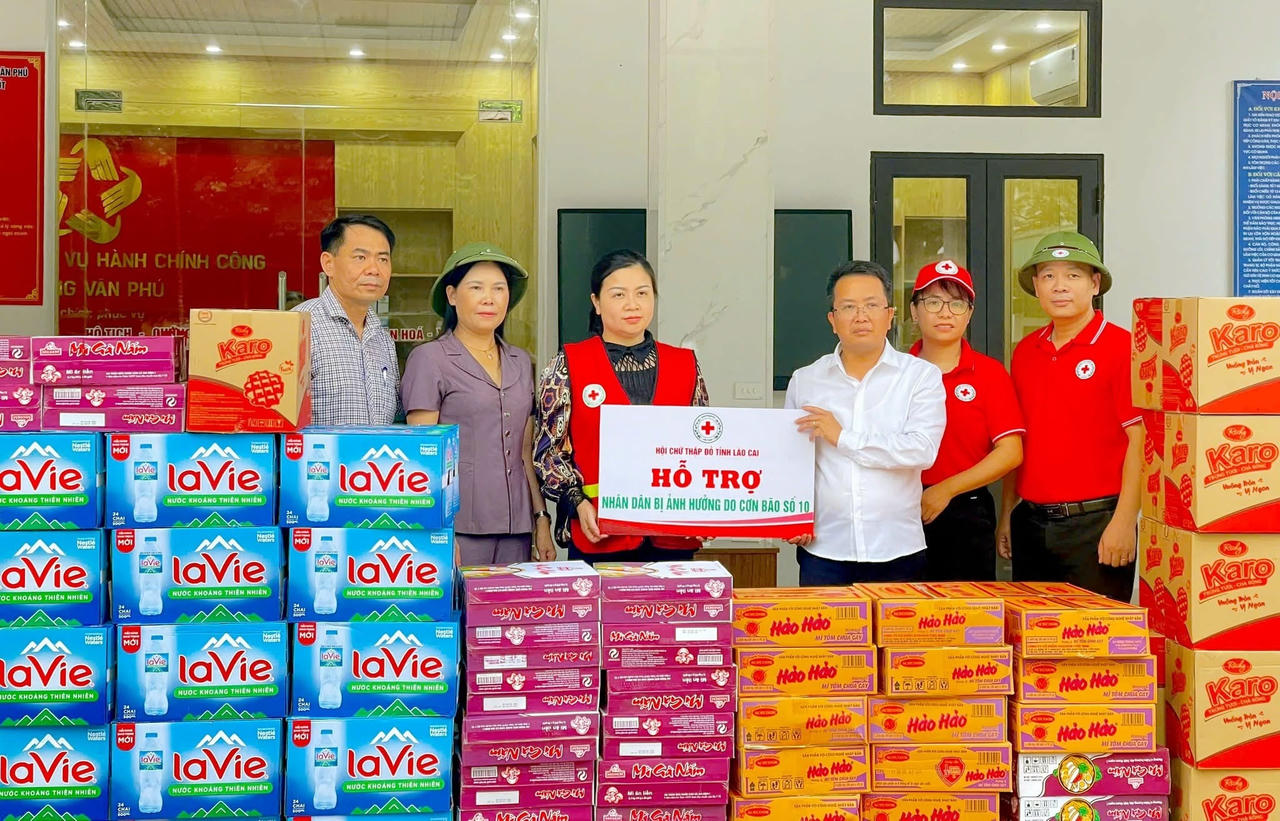 Trước tình hình cấp bách do ảnh hưởng của mưa lũ trên địa bàn, Hội Chữ thập đỏ tỉnh Lào Cai đã nhanh chóng tổ chức các đoàn công tác triển khai hoạt động cứu trợ khẩn cấp, trực tiếp đến tận hộ dân tại các phường bị ảnh hưởng nặng như Yên Bái, Văn Phú, Nam Cường và Âu Lâu để trao nhu yếu phẩm thiết yếu, giúp bà con sớm ổn định cuộc sống.