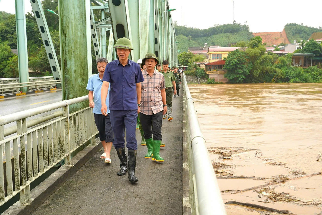 Đoàn công tác kiểm tra lũ trên sông Hồng khu vực cầu Yên Bái.