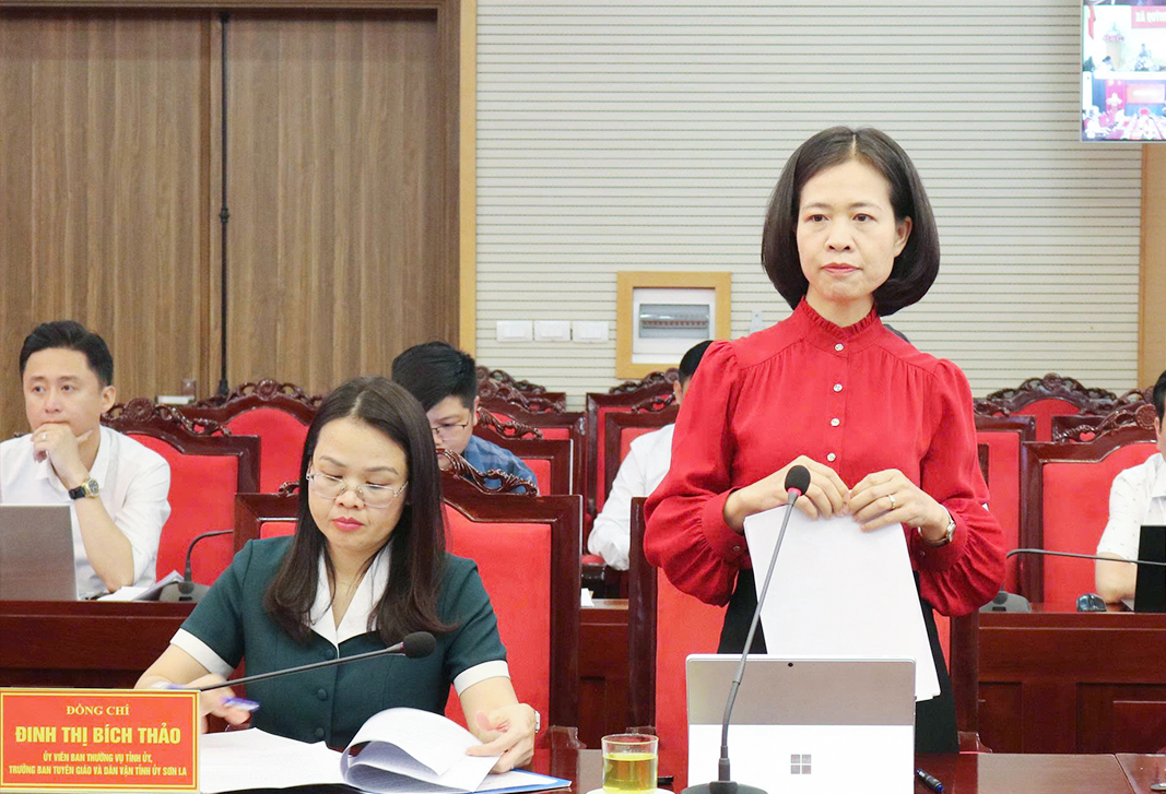 Lãnh đạo Sở Văn hóa, Thể thao và Du lịch tỉnh Sơn La phát biểu tại cuộc họp.