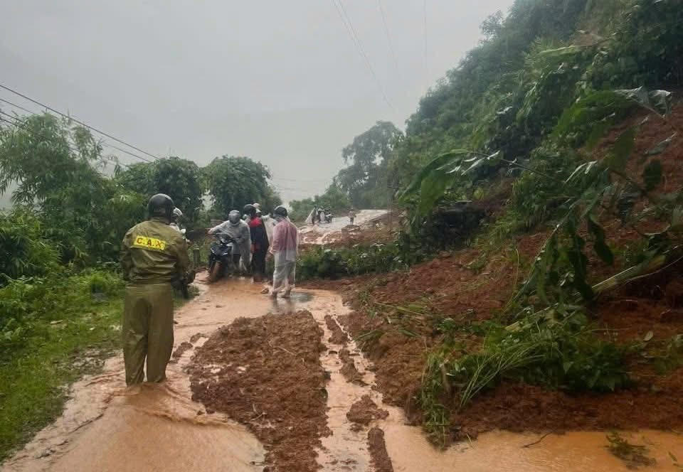 Tại Xã Mường Bo, do ảnh hưởng của
bão số 10, những ngày qua trên địa bàn xã Mường Bo đã có mưa lớn gây sạt lở,
thiệt hại về tài sản, sản xuất nông nghiệp của người dân. 