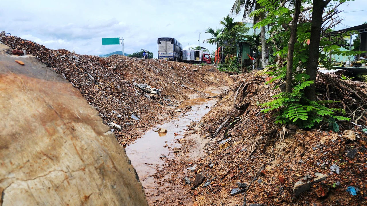 Người dân sống cạnh cao tốc Hòa Liên - Túy Loan khốn khổ vì nước mưa chảy thẳng vào nhà