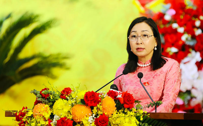 Bà Đinh Thị Lụa - Phó Bí thư Thường trực Tỉnh ủy Ninh Bình phát biểu bế mạc Đại hội đại biểu Đảng bộ tỉnh Ninh Bình lần thứ I, nhiệm kỳ 2025-2030