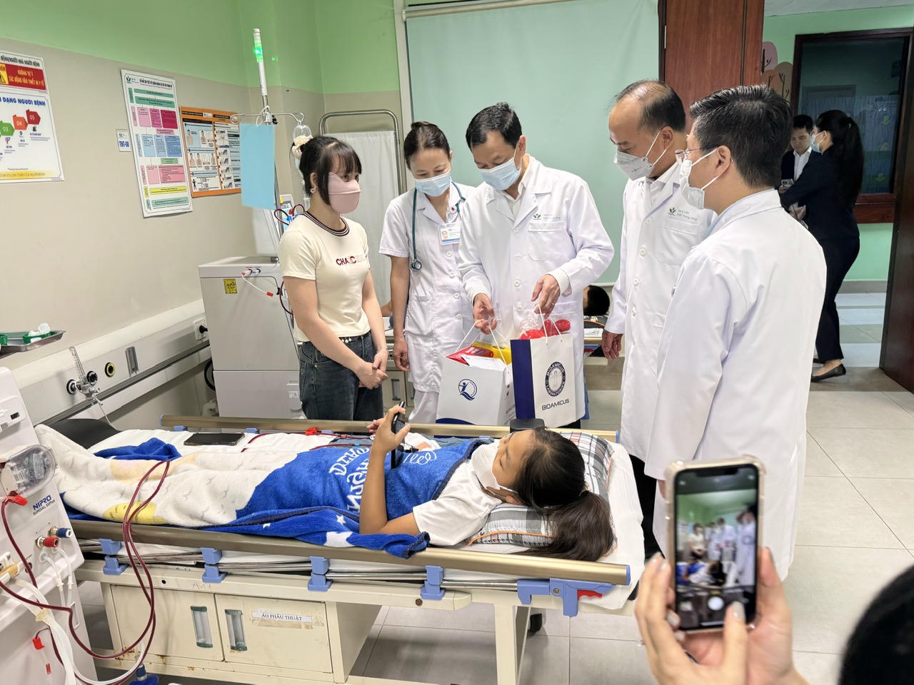 Những món quà không chỉ ý nghĩa về mặt vật chất mà còn tiếp thêm sức mạnh to lớn cho các em trên hành trình chiến đấu với bệnh tật