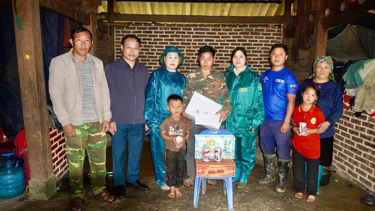 Tại buổi thăm hỏi, bà Hầu Tuyết
Lan đã trao 4 suất quà, mỗi suất trị giá 1 triệu đồng, gồm 500 nghìn đồng tiền
mặt và nhu yếu phẩm thiết yếu nhằm giúp các hộ dân khắc phục khó khăn, ổn định
cuộc sống sau thiên tai. Đồng thời, chia sẻ và động viên các hộ gia đình cố gắng
khắc phục khó khăn, ổn định cuộc sống sau bão; đồng thời gửi lời chúc các hộ
dân sớm vượt qua ảnh hưởng thiên tai, yên tâm sinh hoạt, lao động sản xuất.