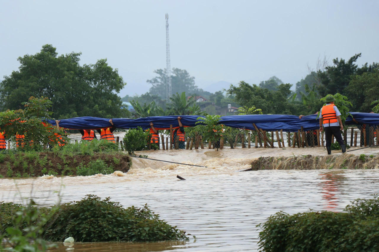 Sự cố được các lực lượng chức năng và chính quyền địa phương khẩn trương xử lý, đảm bảo an toàn tính mạng, tài sản của người dân.