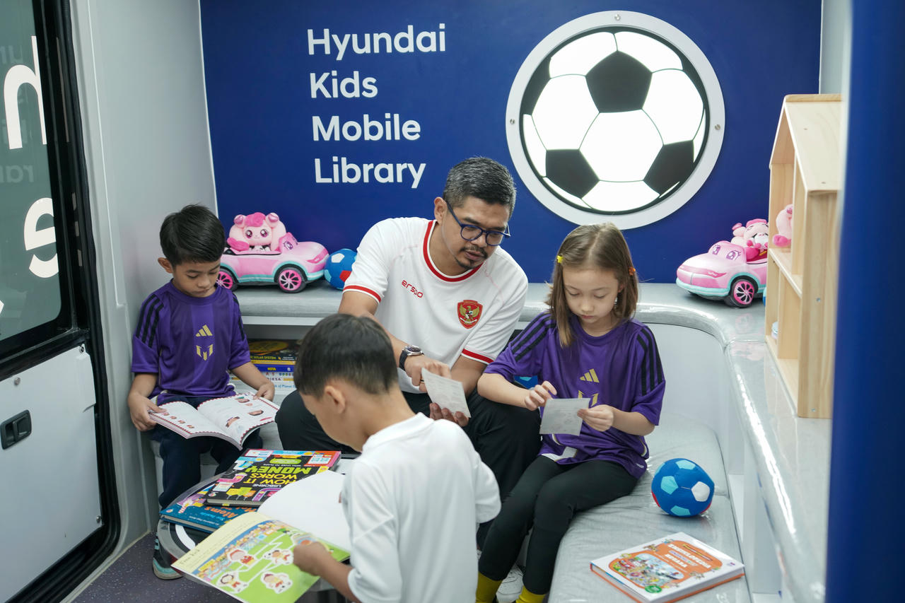 Cựu cầu thủ bóng đá Indonesia Bambang Pamungkas cùng các em nhỏ bên trong Thư viện Di động Hyundai Kids