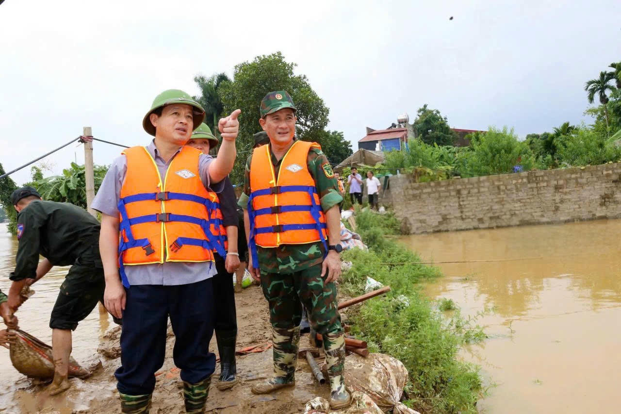 Ông Phạm Hoàng Sơn, Chủ tịch UBND tỉnh Thái Nguyên trực tiếp chỉ đạo khắc phục sự cố vỡ đê bối sông Cầu.