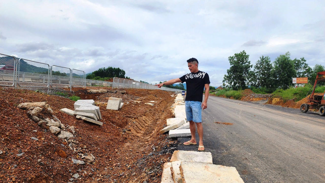 Người dân sống cạnh cao tốc Hòa Liên - Túy Loan khốn khổ vì nước mưa chảy thẳng vào nhà