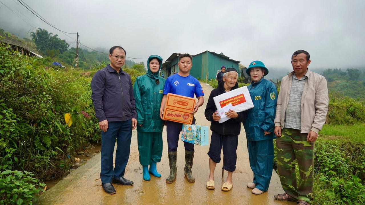 Tại phường Sa Pa: Sáng 1/10, bà Hầu Tuyết Lan - Ủy
viên Ban Thường vụ Đảng ủy, Chủ tịch Ủy ban Mặt trận Tổ quốc Việt Nam phường Sa
Pa đã đến thăm và tặng quà cho 4 hộ gia đình bị ảnh hưởng do bão số 10 tại tổ
dân phố Sa Pả 3.
