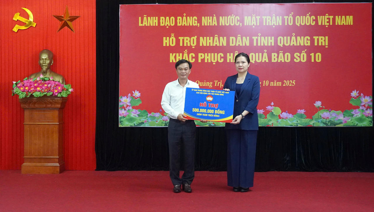 Ủy viên Trung ương Đảng, Phó Chủ
tịch Ủy ban Trung ương MTTQ Việt Nam Hà Thị Nga trao quà của Ban Vận động cứu
trợ Trung ương.