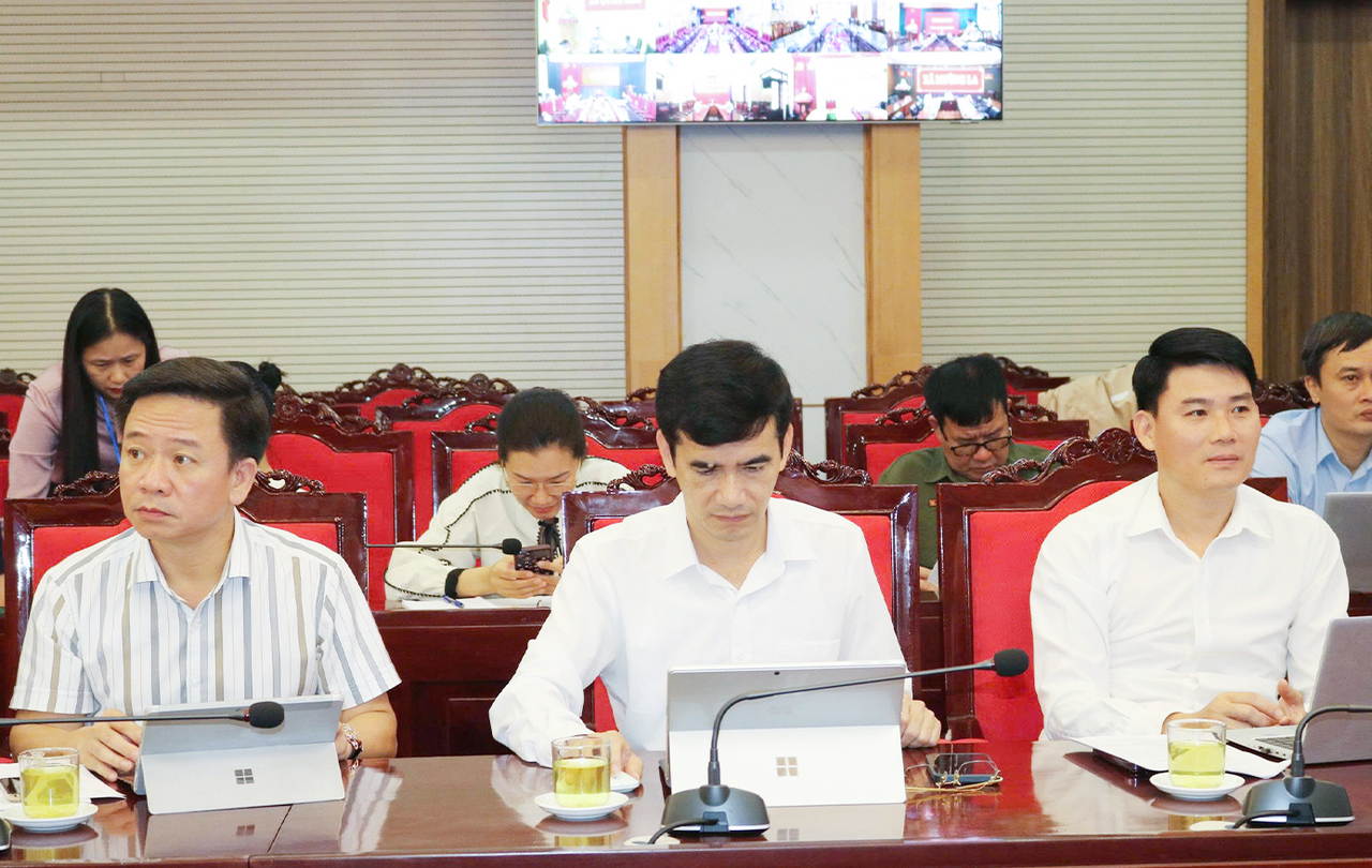 Các đại biểu tham dự cuộc họp.