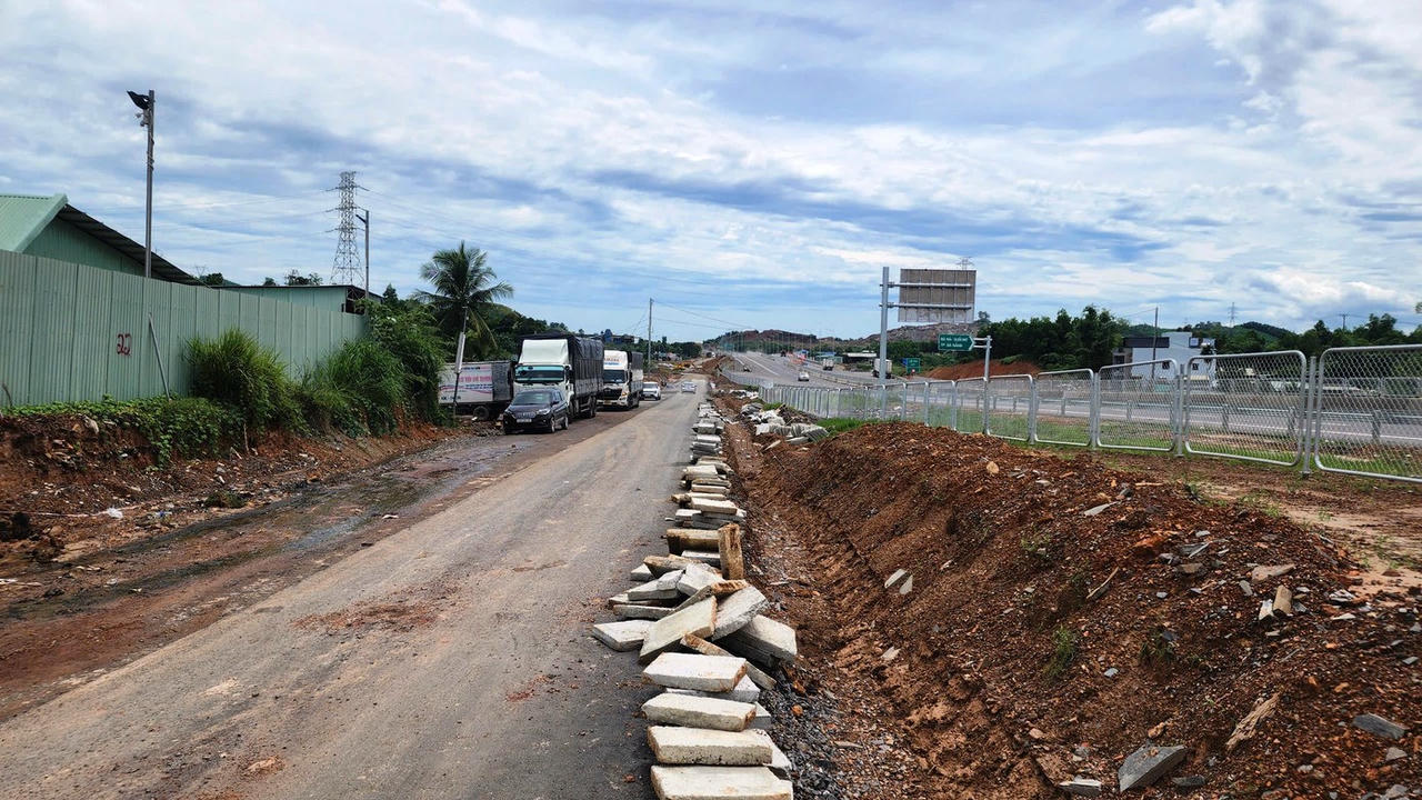 Người dân sống cạnh cao tốc Hòa Liên - Túy Loan khốn khổ vì nước mưa chảy thẳng vào nhà