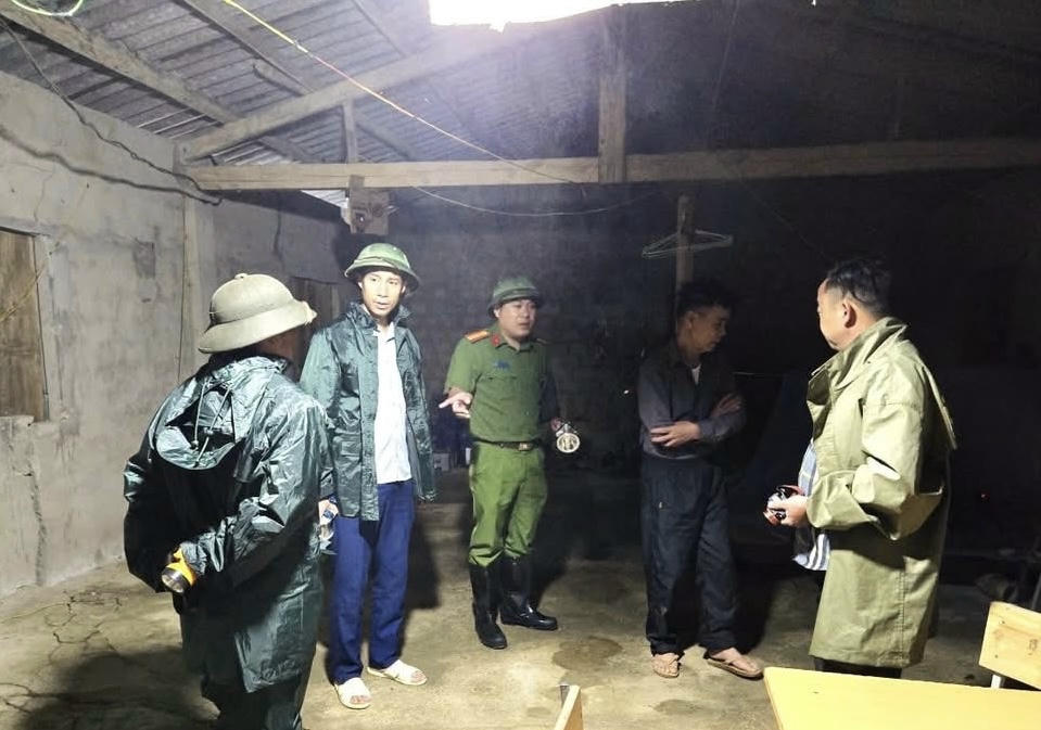 Tính đến 17h ngày 30/9/2025, trên địa bàn xã Bản Xèo (tỉnh
Lào Cai) có 20 hộ dân bị tốc mái nhà, 15 hộ hư hỏng công trình phụ trợ (bếp,
nhà vệ sinh). Nhiều tuyến đường liên thôn bị sạt lở, nứt nền; kè khu dân cư
thôn Bản Xèo gãy dài khoảng 2m; nhà văn hóa thôn Tả Pa Cheo bị nứt tường, nền,
không thể sử dụng; công trình thủy điện Ngòi Phát bị sạt lở làm hư hỏng 6 gian
nhà cấp 4 cùng nhiều thiết bị.