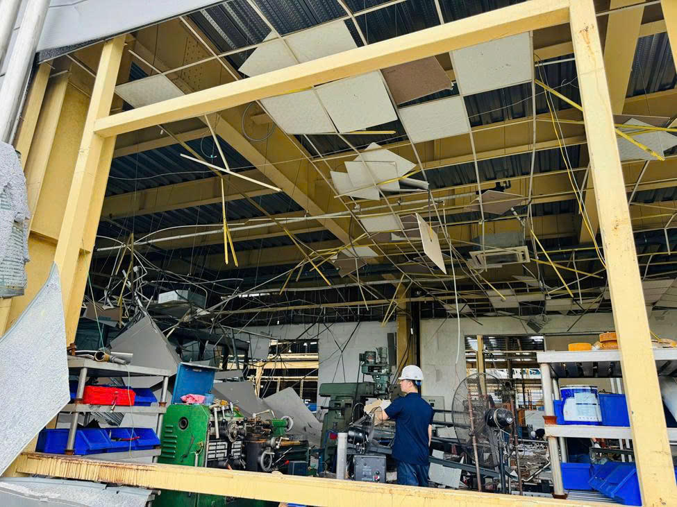 Máy,
thiết bị của Cty bị nước mưa dội xuống có dấu hiệu hư hỏng.