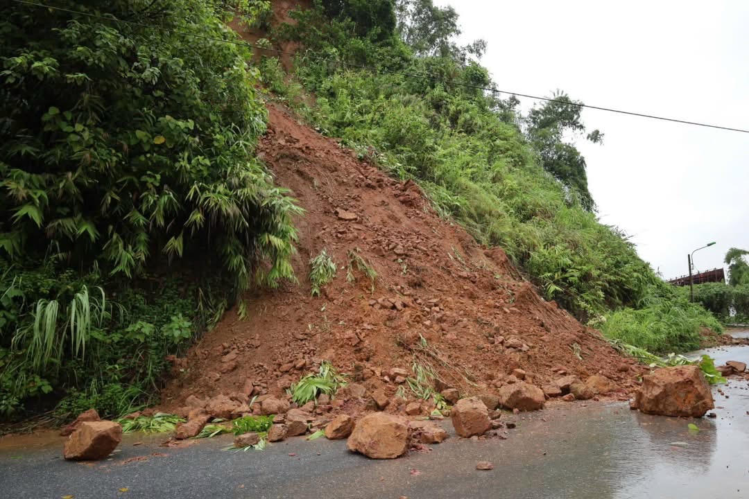 Ông Nguyễn Văn Nhất - Phó Bí thư
Đảng ủy, Chủ UBND phường Lào Cai yêu cầu các lực lượng xung kích khẩn trương
triển khai phương án ứng cứu, khắc phục hậu quả, bảo đảm an toàn tính mạng, tài
sản của nhân dân với tinh thần “bốn tại chỗ”: chỉ huy tại chỗ, lực lượng tại chỗ,
phương tiện tại chỗ, hậu cần tại chỗ.