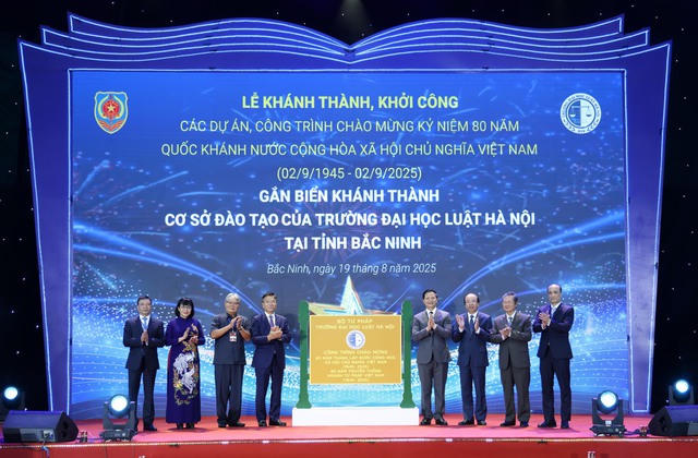 Phó Thủ tướng Lê Thành Long và các đại biểu thực hiện nghi thức khánh thành dự án Trường Đại học Luật Hà Nội cơ sở 2 tại Bắc Ninh