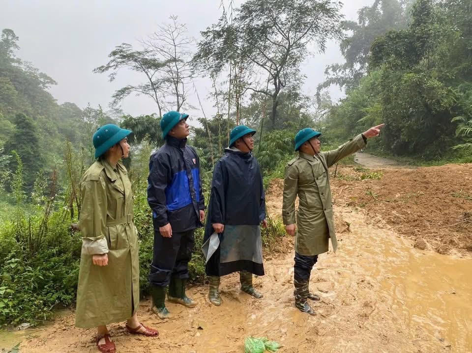 Qua khảo sát thực tế, một số tuyến đường liên thôn, khu vực
ven suối, taluy dương, taluy âm đã xuất hiện tình trạng sạt trượt đất đá, ảnh
hưởng đến giao thông và tiềm ẩn nguy cơ mất an toàn cho người dân tại các thôn
vùng cao. 