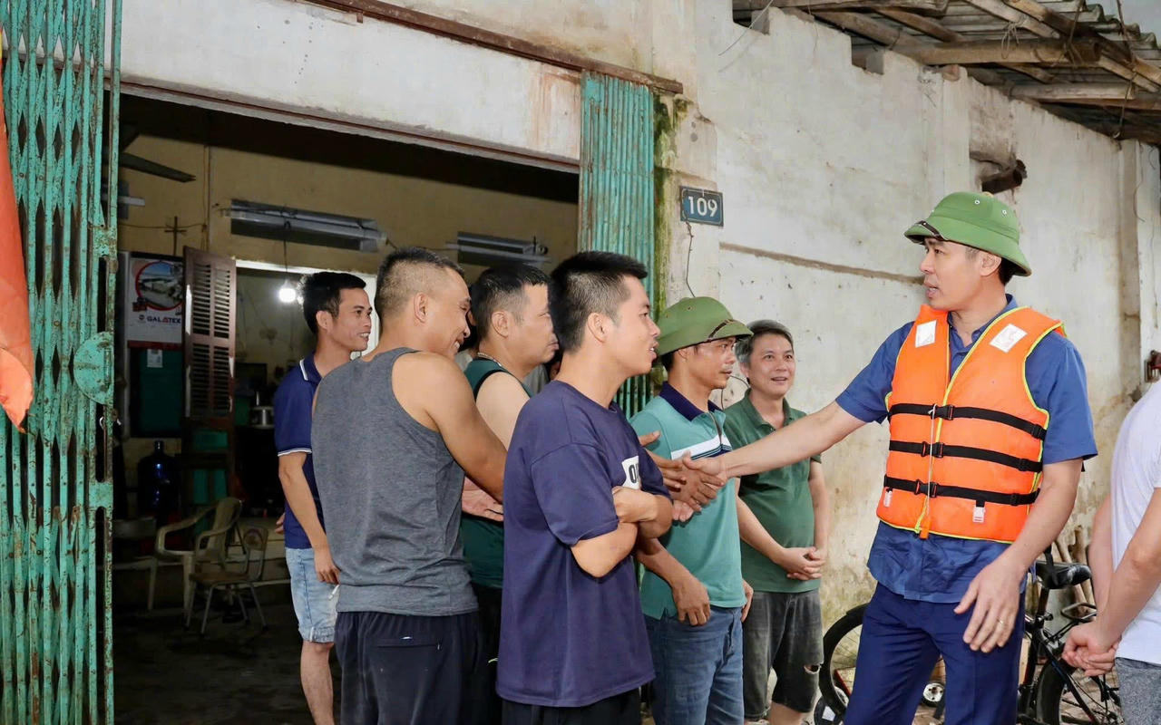 Dù nước đã bắt đầu rút, nhưng vẫn
còn hàng nghìn người dân bị cô lập tại các tuyến đường Thanh Niên, Trần Hưng Đạo,
Hoàng Hoa Thám, Hòa Bình, Yết Kiêu… 