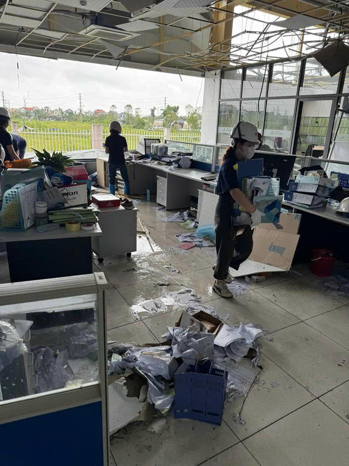  Cảnh tượng tan hoang tại khu làm việc Hành chính.