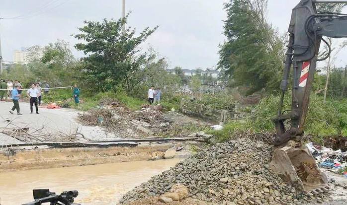 Đê sông Vinh vỡ, tuyến đường gãy toác, hàng trăm người chạy đua chặn nước