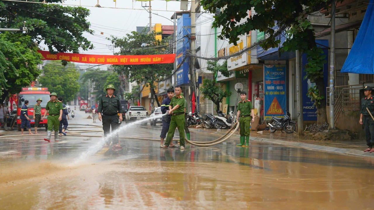 Do ảnh hưởng của cơn bão số 10, trong những ngày qua trên địa
bàn tỉnh Lào Cai đã xảy ra mưa lớn tại nhiều địa phương gây sạt lở, ngập úng
trên diện rộng, đặc biệt tại các phường trung tâm tỉnh lỵ, gây thiệt hại nặng nề
về tài sản, làm đảo lộn cuộc sống của người dân. 