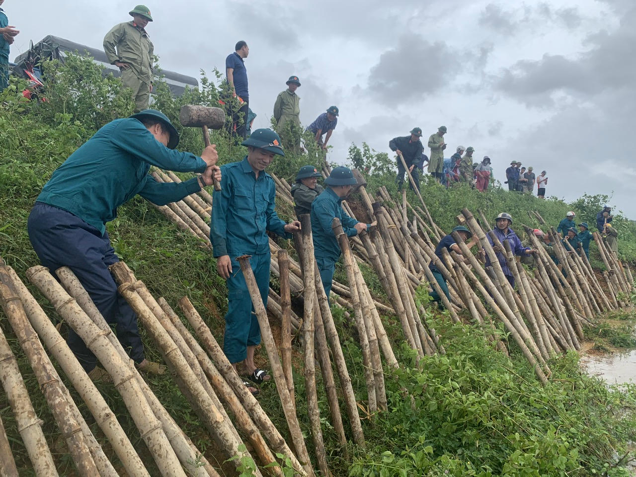 Nước dâng cao kết hợp mưa to đã gây tình trạng sạt lở mái đê tả sông Bưởi, chiều dài sạt lở khoảng hơn 30 mét, xã Kim Tân đã phải huy động hơn 100 người cùng phương tiện, vật tư phối hợp cùng lực lượng quân sự, công an tổ chức gia cố khẩn cấp