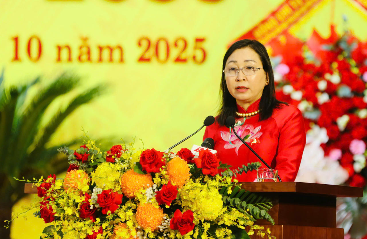 Phó Bí thư Thường trực Tỉnh ủy Đinh Thị Lụa trình bày tóm tắt dự thảo Báo cáo kiểm điểm của Ban Chấp hành Đảng bộ tỉnh Ninh Bình, nhiệm kỳ 2020 - 2025.