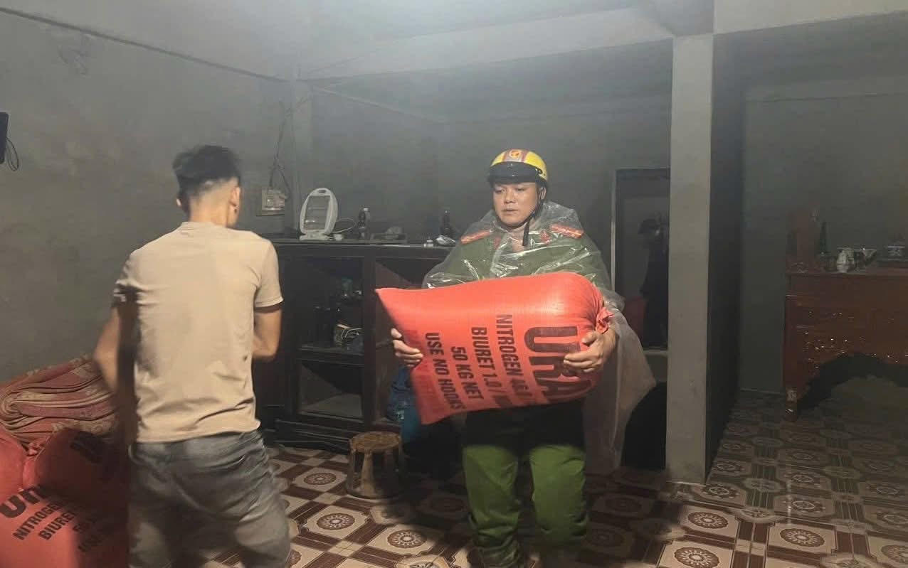 Trước tình hình đó,, lực lượng
công an xã đã phối hợp với các ban ngành, đoàn thể, nhân dân tổ chức san gạt đất
đá đảm bảo cho các tuyến đường thông suốt trở lại. Đồng thời, công an xã cũng
triển khai ngay việc cắm biển cảnh báo tại những vị trí xung yếu; bố trí lực lượng
canh gác, kiểm soát, kiên quyết không để người và phương tiện qua lại khu vực mất
an toàn. 