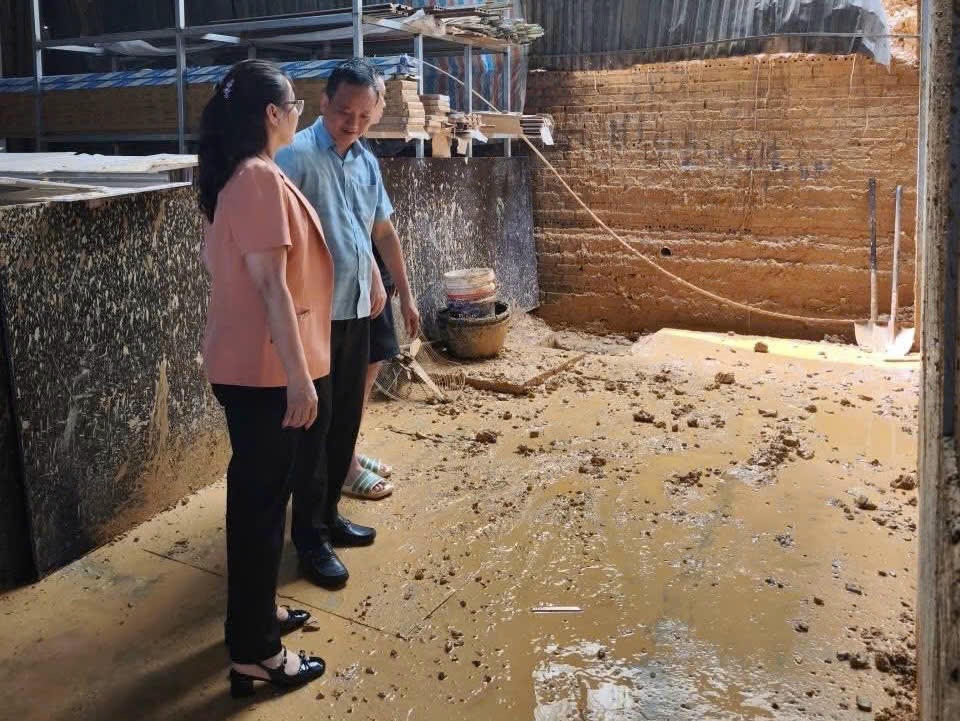 Tại buổi kiểm tra, đồng chí Giàng Thị Dung đã ghi nhận và biểu dương tinh thần sẵn sàng ứng cứu của chính quyền và lực lượng chức năng tại phường Cam Đường khi có thiệt hại xảy ra. 