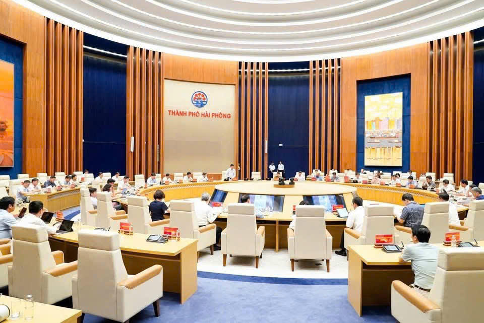 Các đại biểu tham dự phiên họp tại điểm cầu Trung tâm Hội nghị - Biểu diễn thành phố.