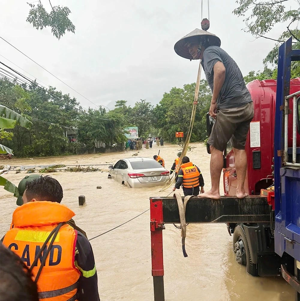 Lực lượng Cảnh sát PCCC và CNCH hỗ trợ người dân trục vớt chiếc xe ô tô bị lũ cuốn trôi