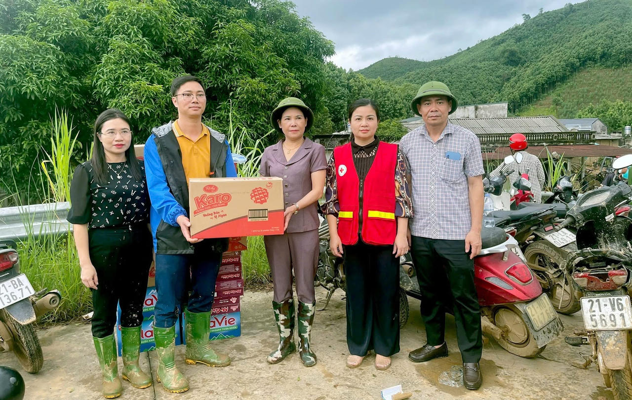 Hiện tại, Hội Chữ thập đỏ tỉnh Lào Cai tiếp tục kêu gọi, vận động các tập thể, cá nhân trong và ngoài tỉnh chung tay giúp đỡ bà con khắc phục hậu quả của hoàn lưu bão số 10. Mọi sự ủng hộ sẽ được chuyển đến tận tay những hộ dân gặp khó khăn nhất.
