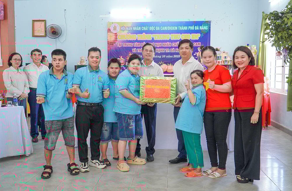 Bí thư Lương Nguyễn Minh Triết mang Trung thu yêu thương đến với trẻ em tại Trung tâm Bảo trợ nạn nhân chất độc da cam và trẻ em bất hạnh Đà Nẵng.