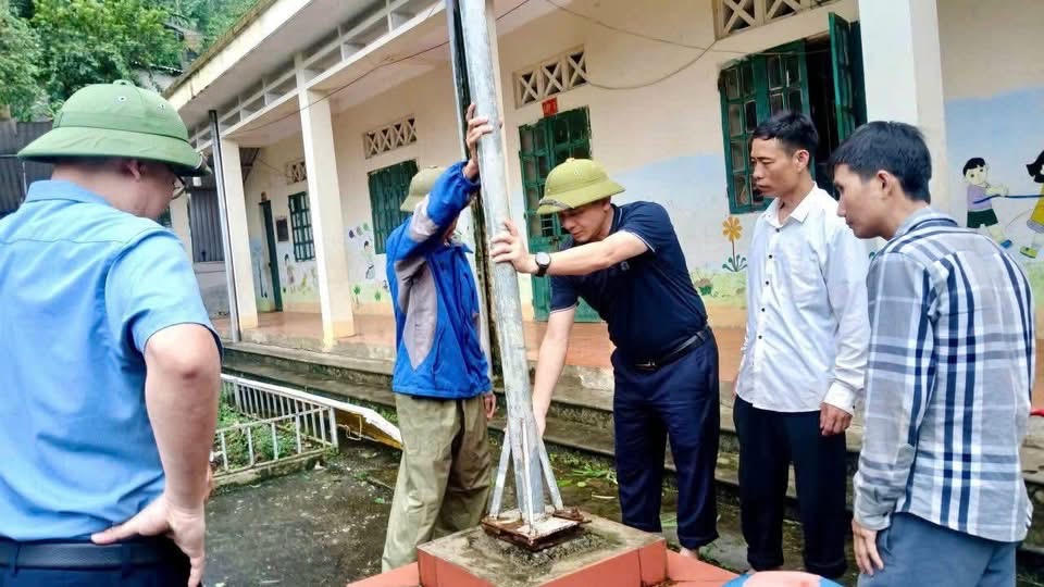 Lãnh đạo xã đã chỉ đạo các thôn tăng cường công tác tuyên
truyền, nhắc nhở bà con hạn chế đi lại tại những điểm có nguy cơ cao; đồng thời
giao cho các bộ phận chuyên môn phối hợp rà soát, thống kê mức độ thiệt hại, kịp
thời báo cáo để có biện pháp xử lý, khắc phục.