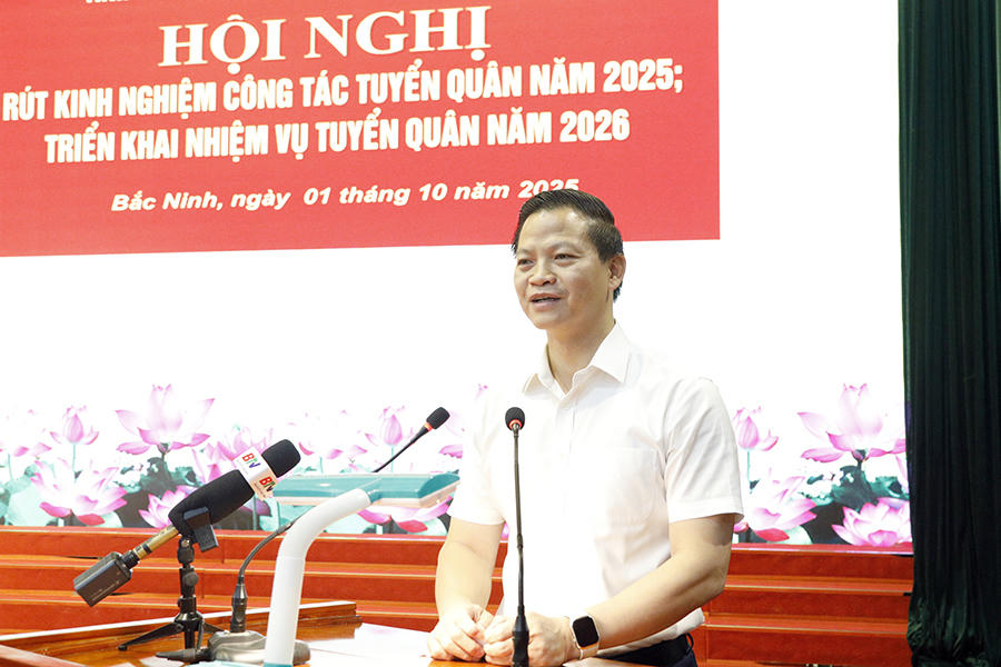 Ông Vương Quốc Tuấn, Chủ tịch UBND tỉnh, Chủ tịch Hội đồng Nghĩa vụ quân sự tỉnh phát biểu tại hội nghị.