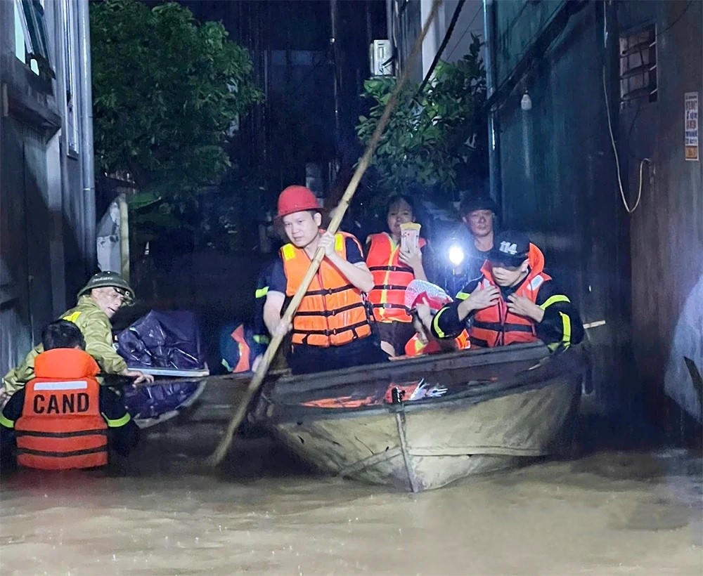 Đội PCCC và CNCH khu vực Thanh Sơn triển khai di dời các hộ dân trong vùng ngập lụt, chia cắt đến nơi an toàn.