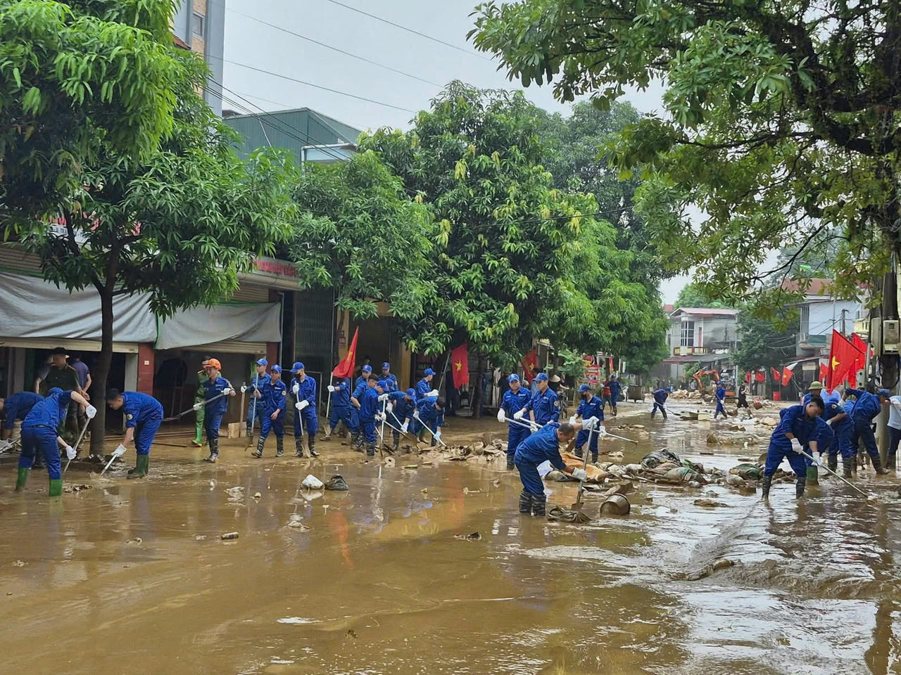 Trước những thiệt hại nặng nề do
cơn bão Bualoi gây ra, sáng 1/10, đông đảo công nhân nhà máy Z183 đã tham gia hỗ
trợ người dân khắc phục hậu quả sau lũ. 