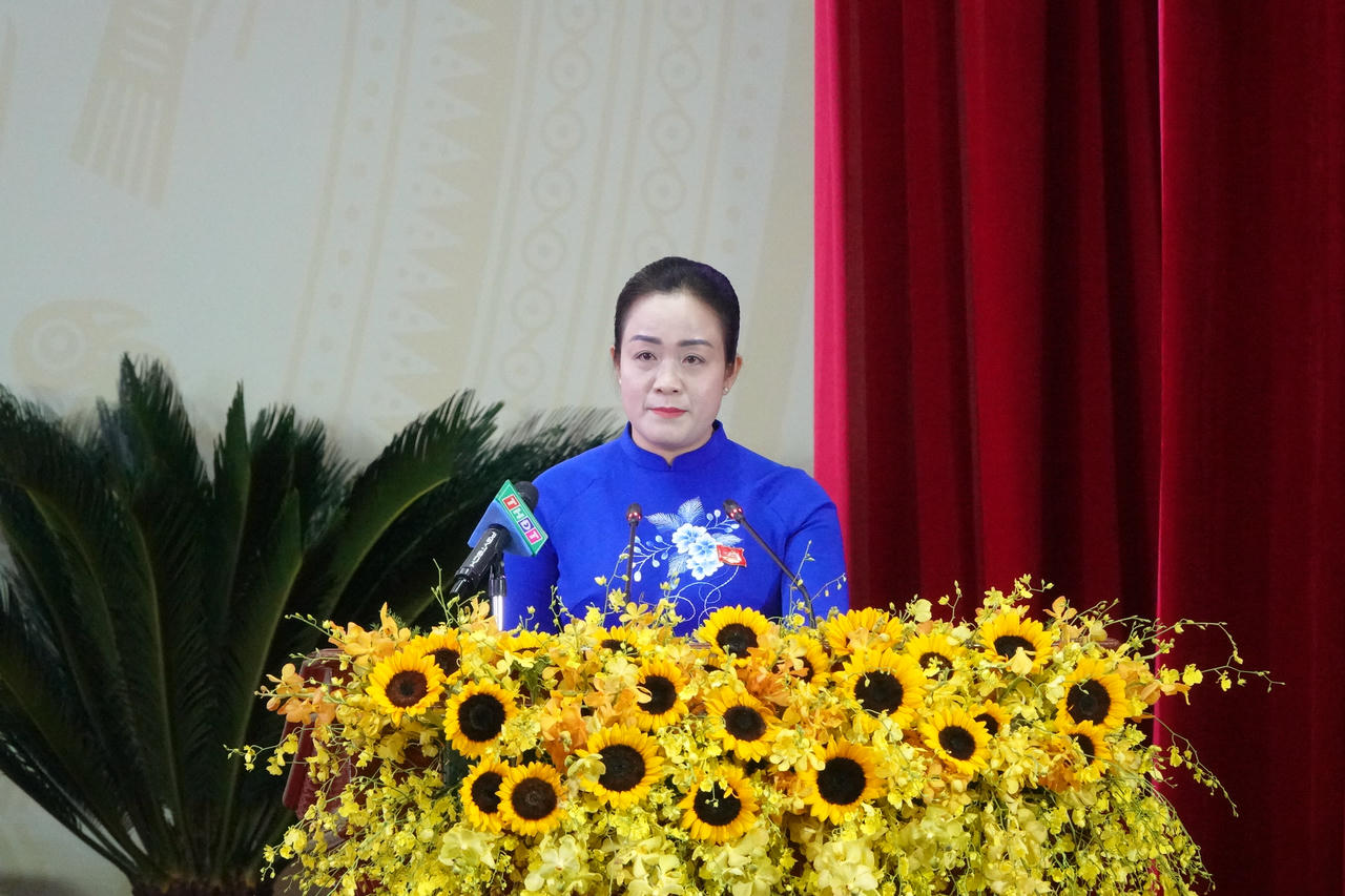 Bà Nguyễn Hải Trâm - Phó Bí thư Tỉnh uỷ Đồng Tháp trình bày Báo cáo chính trị tại Đại hội.