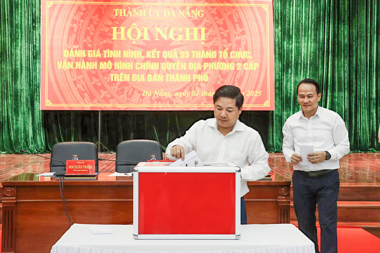 Bí thư Thành ủy Đà Nẵng Lương Nguyễn Minh Triết quyên góp hỗ trợ đồng bào các tỉnh bị thiệt hại do bão số 10 gây ra.