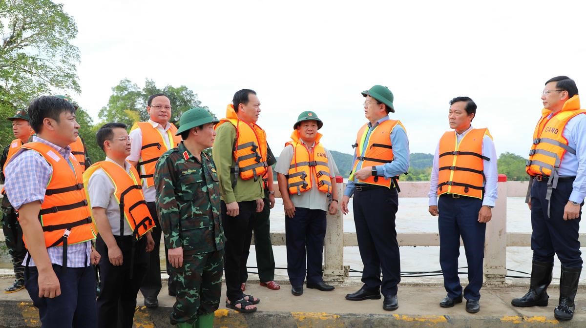 Phó Thủ tướng Mai Văn Chính thăm hỏi người dân vùng lũ Tuyên Quang