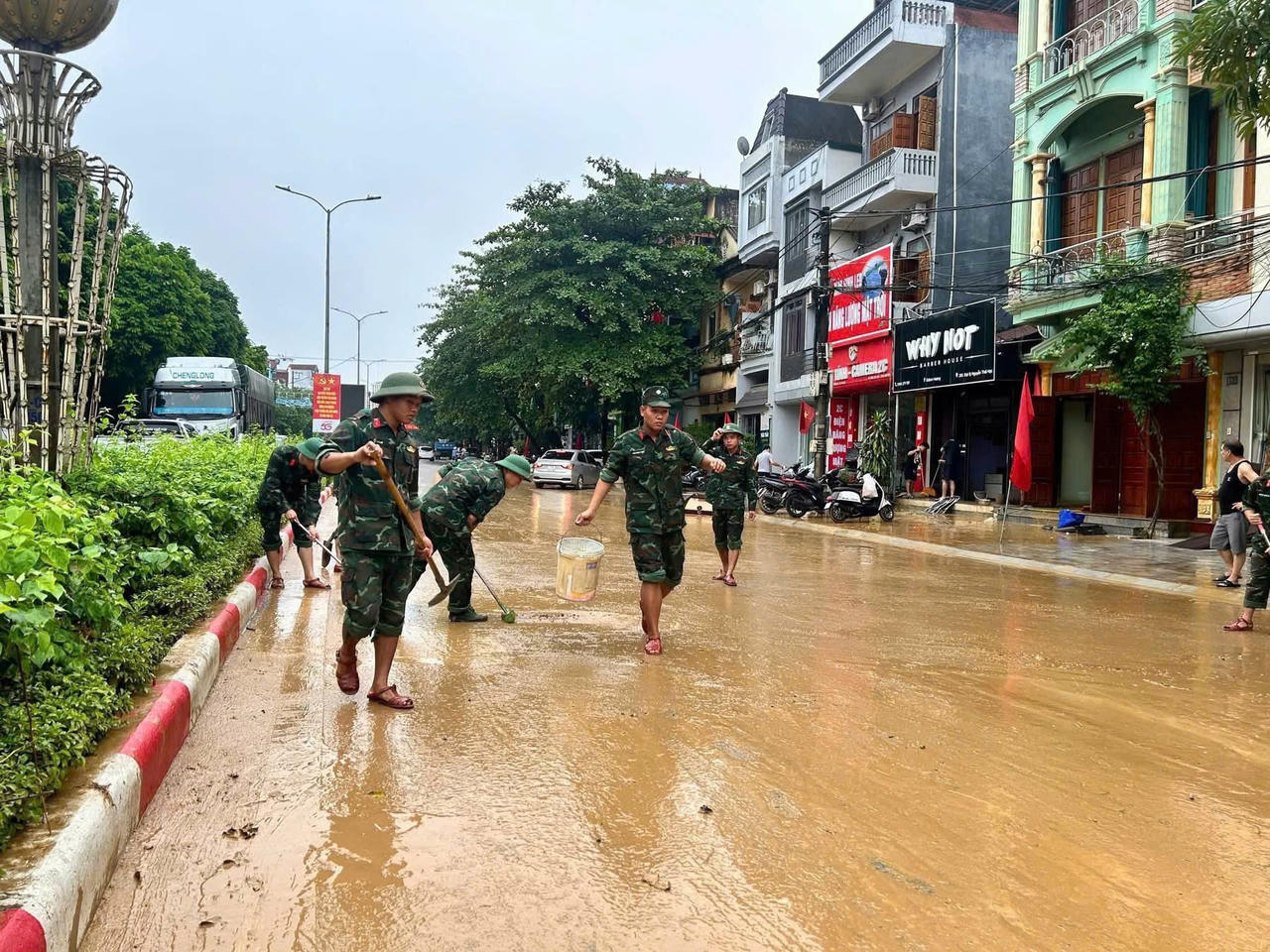 Từ sáng qua đến nay, trên địa bàn phường Yên Bái và nhiều
phường, xã ven sông đã tạnh mưa, nước sông Hồng cũng xuống nhanh nên về cơ bản
công tác khắc phục hậu quả mưa lũ có những thuận lợi nhất định. Với sự chủ động
cao, nhân dân vùng lũ đang nỗ lực, cố gắng khôi phục lại sinh hoạt thường ngày.
