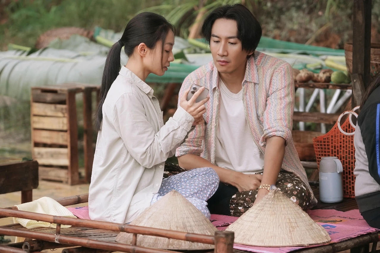 Lee Kwang Soo - Hoàng Hà trong phim hợp tác Việt - Hàn. Ảnh: CGV