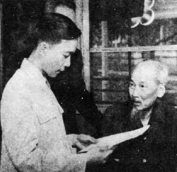 Bác Hồ làm việc với nhà thơ Tố Hữu (năm 1960). (Ảnh: Đinh Đăng Định)