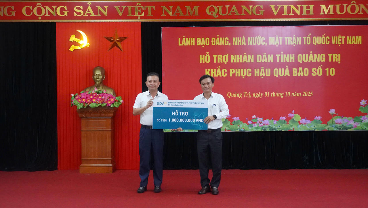 Phó Bí thư Tỉnh ủy, Chủ tịch Ủy
ban MTTQ Việt Nam tỉnh, Phó Chủ tịch Thường trực HĐND tỉnh Nguyễn Chiến Thắng tiếp
nhận quà của Ngân hàng BIDV.